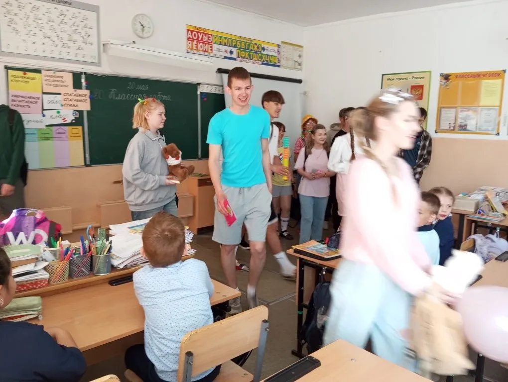 20 мая выпускники 11 класса передали первоклассникам   наказ и эстафетную палочку , подарив детям св