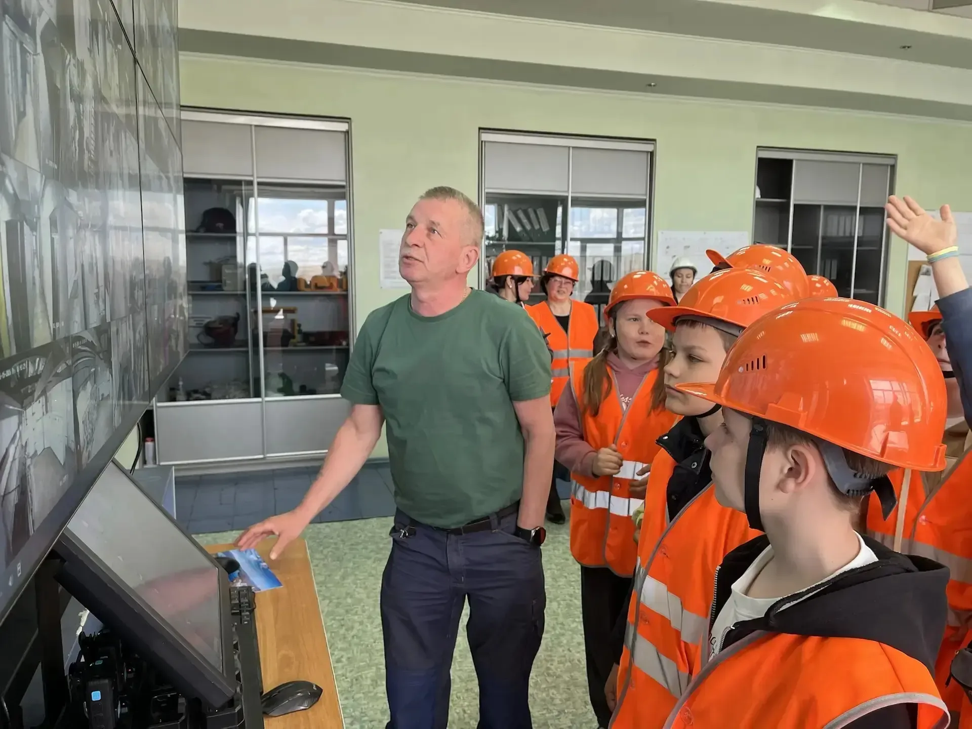 15.05. 4г класс и их классный руководитель Татьяна Леонидовна Бекетова побывали на станции Интер РАО