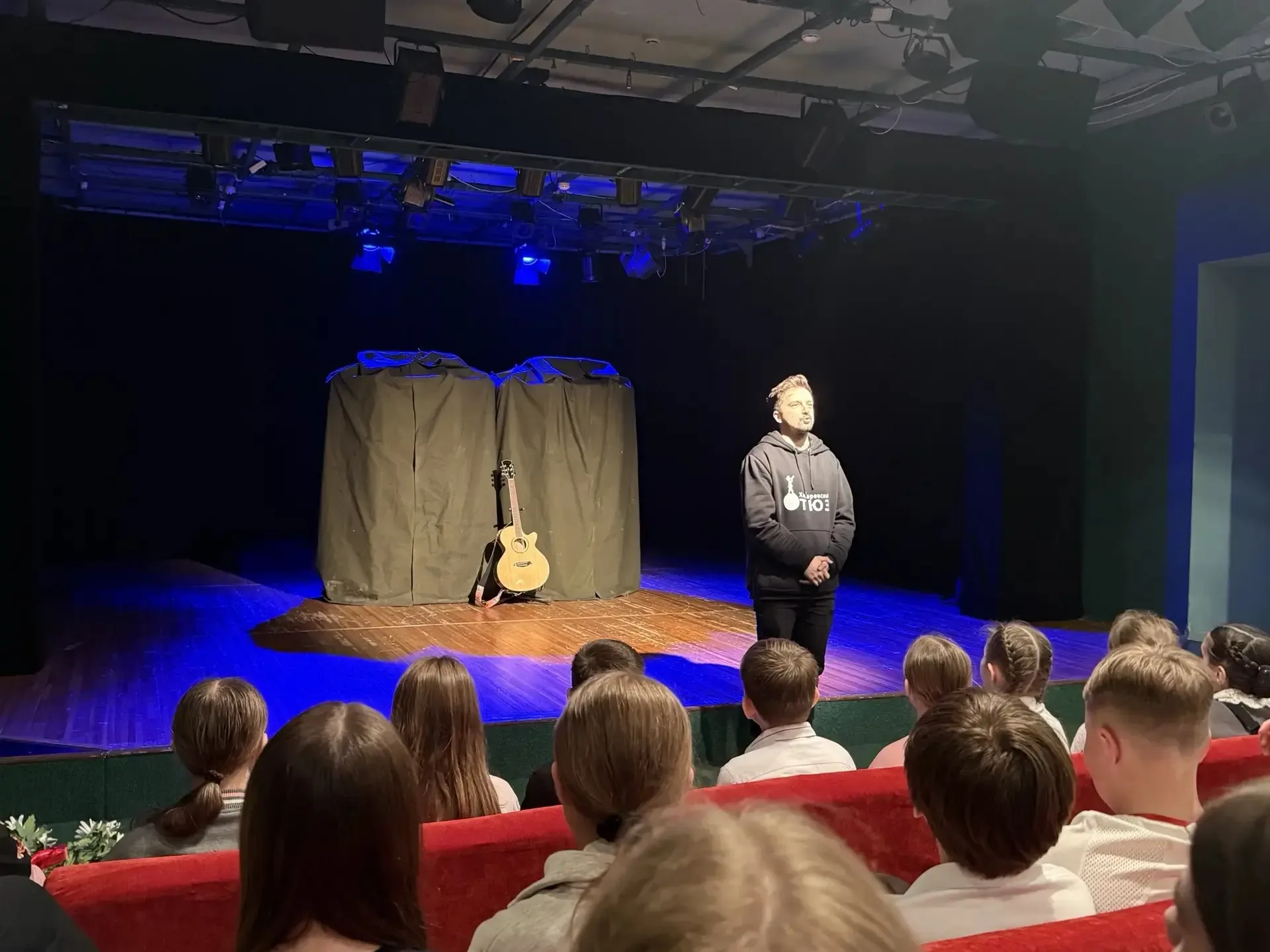 🎭 Культурный выезд: «Тёркин жив!»  🕊️В преддверии Дня Победы учащиеся 5 «Б», 6 «Г», 7 «А» и 8 «Г» кл