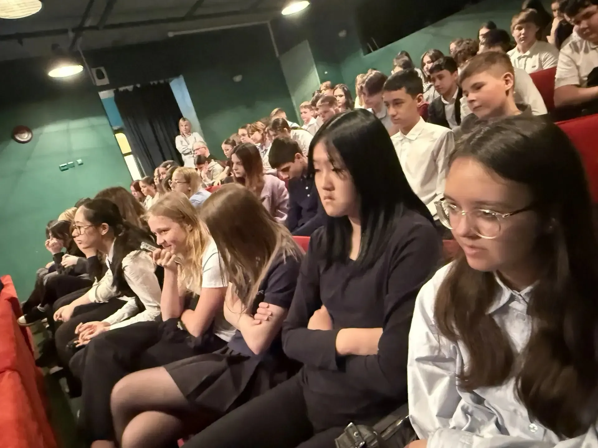 🎭 Культурный выезд: «Тёркин жив!»  🕊️В преддверии Дня Победы учащиеся 5 «Б», 6 «Г», 7 «А» и 8 «Г» кл