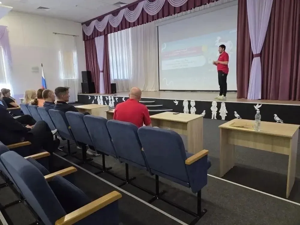 ⚽ Футбол в школе: учиться у лучших!  Педагоги МБОУ "СОШ №6 им. Сирина Н.И." всегда стремятся быть в 