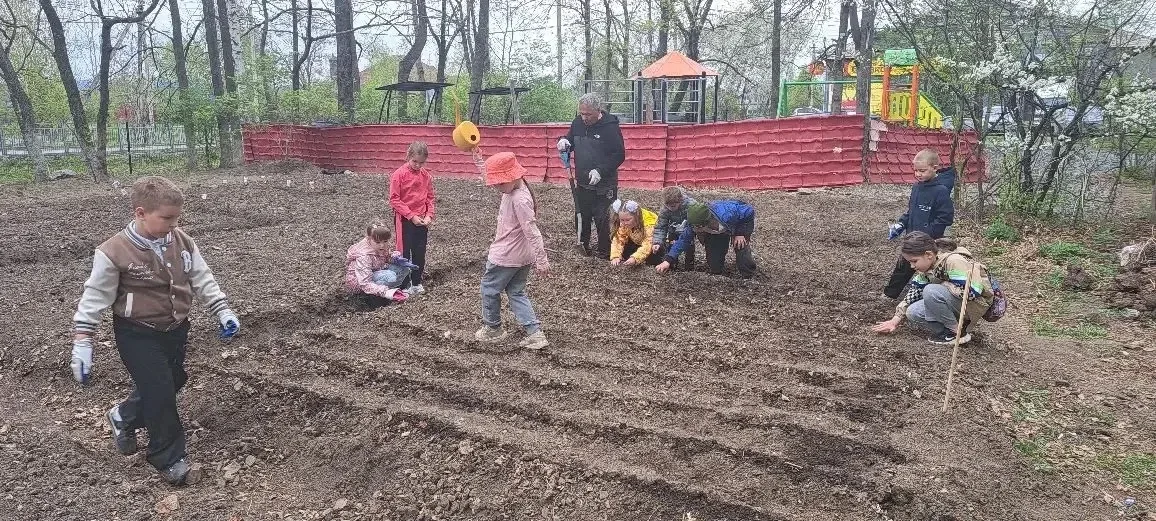 🌸15.05.26 Работа на грядках   🪏Учащиеся МБОУ «СОШ №22 имени И.И. Гребенникова» с.Кневичи начали рабо