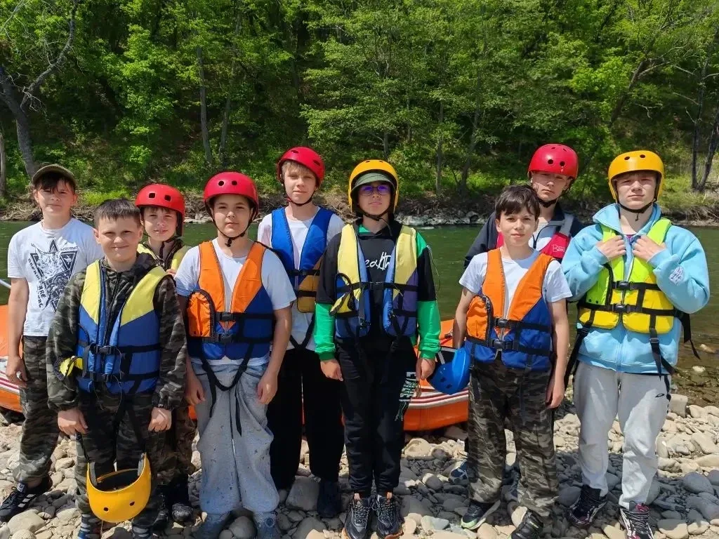 🏞️16.05.26 Сплав по реке   🌎Сплав по реке на рафтах уже превратился в настоящую традицию для ученико