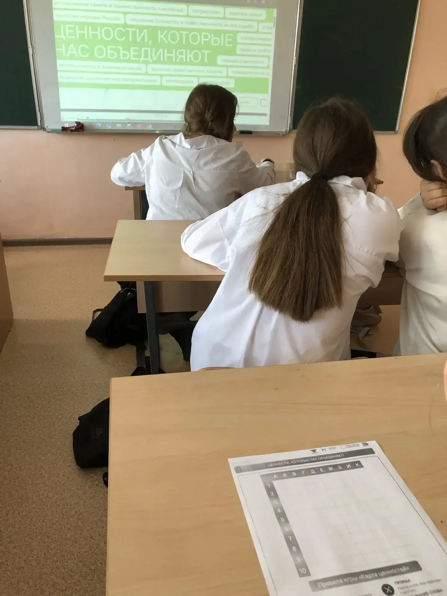 Еженедельная линейка     18 мая — старт новой учебной недели! Утро в нашей школе традиционно началос