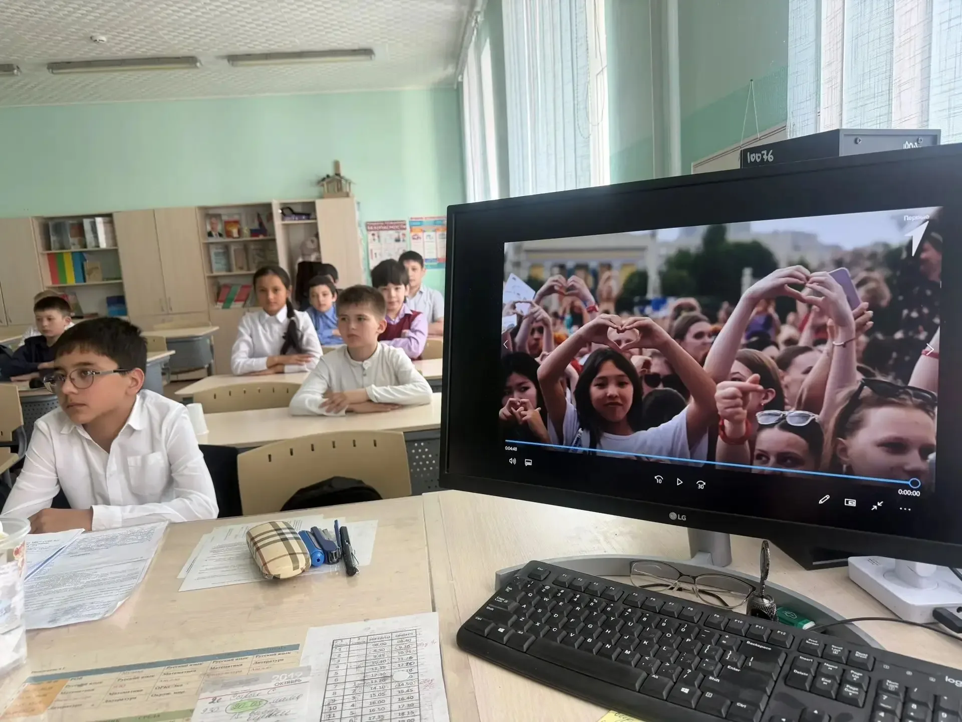 Еженедельная линейка     18 мая — старт новой учебной недели! Утро в нашей школе традиционно началос