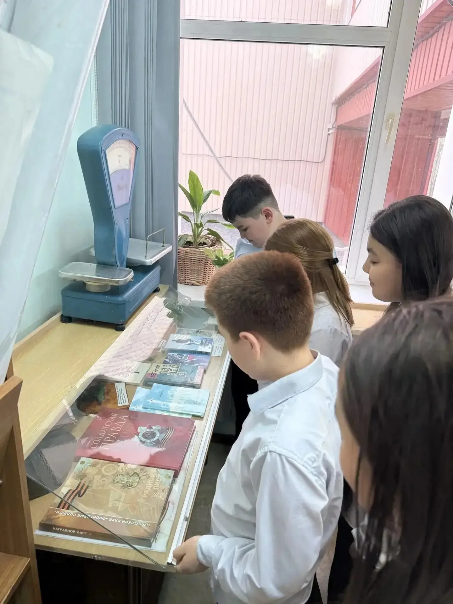 Школьный музей не перестает удивлять! 📜✨  18 мая отмечается День музеев. Экскурсия в школьный музей 