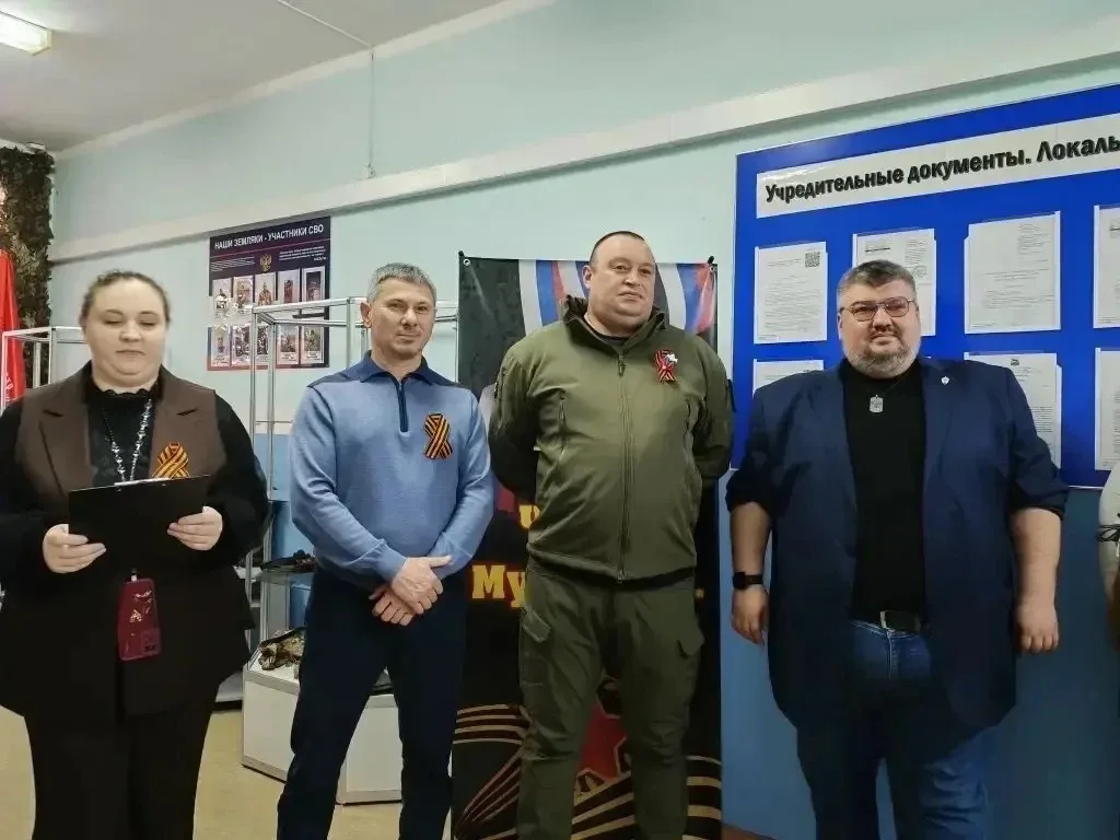 🕯 Сегодня в нашей школе произошло важное событие — торжественное открытие выставки «Долг. Честь. Муж