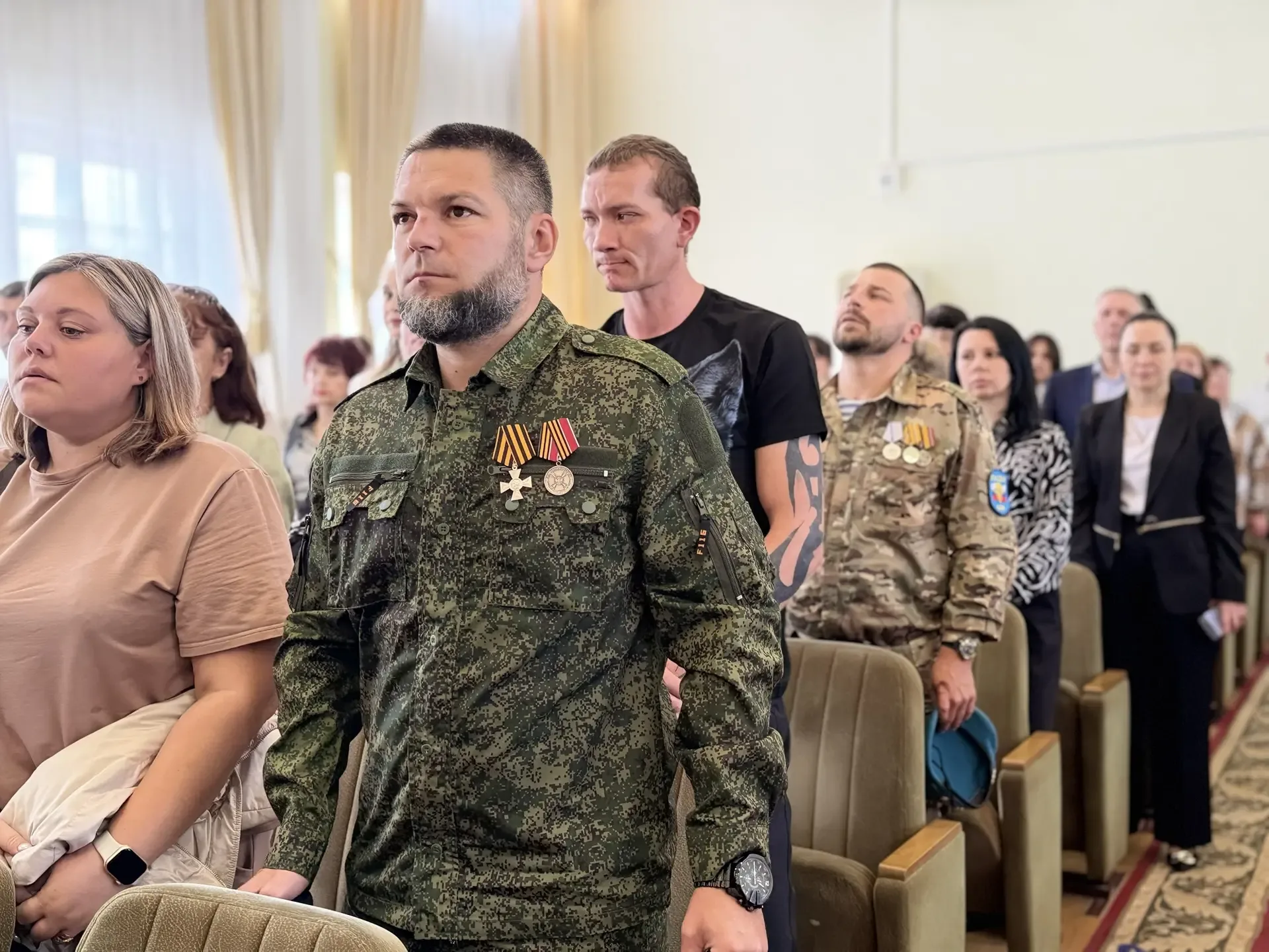 Глава Азовского района Сергей Комаров вручил государственные награды участникам СВО  В большом зале 