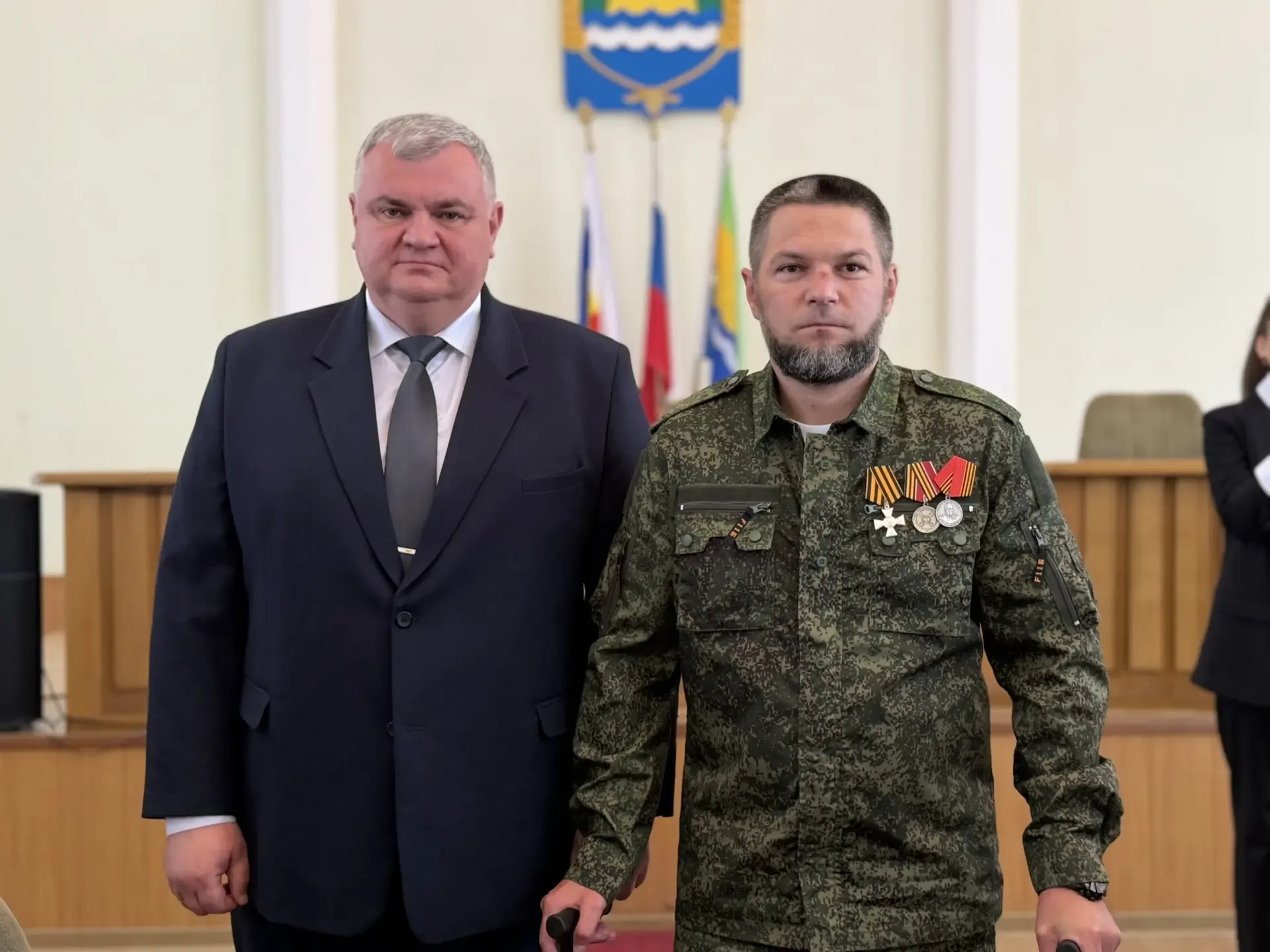 Глава Азовского района Сергей Комаров вручил государственные награды участникам СВО  В большом зале 