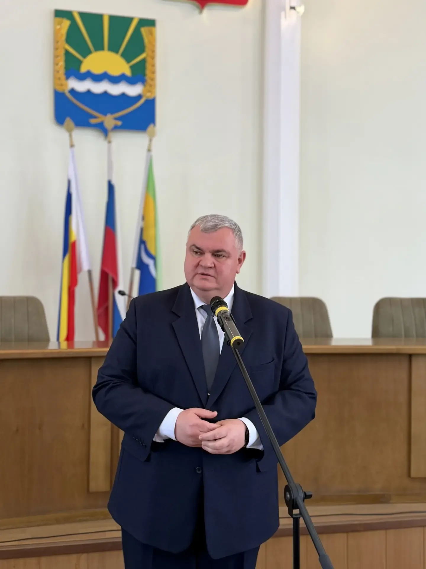 Глава Азовского района Сергей Комаров вручил государственные награды участникам СВО  В большом зале 