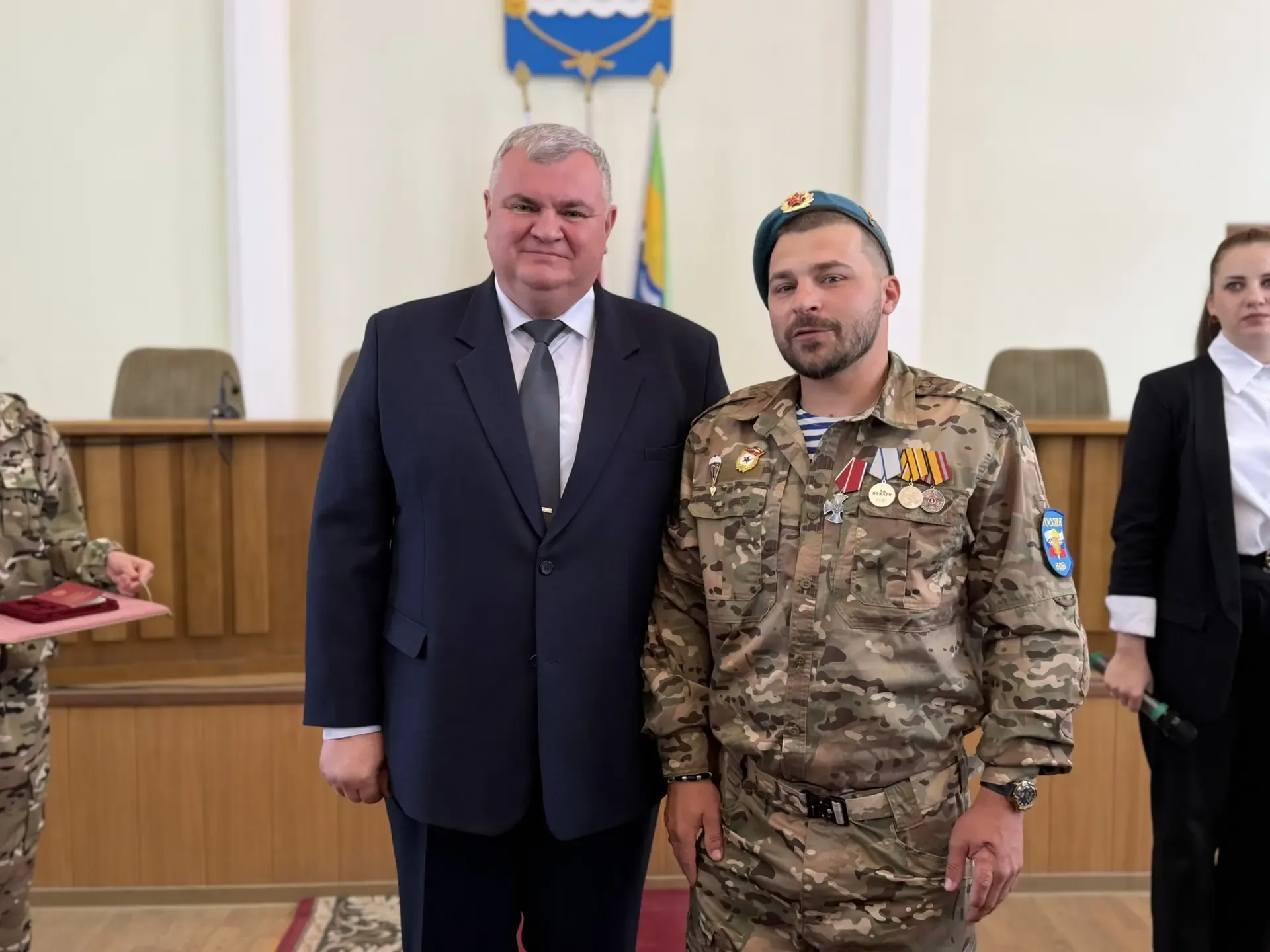 Глава Азовского района Сергей Комаров вручил государственные награды участникам СВО  В большом зале 