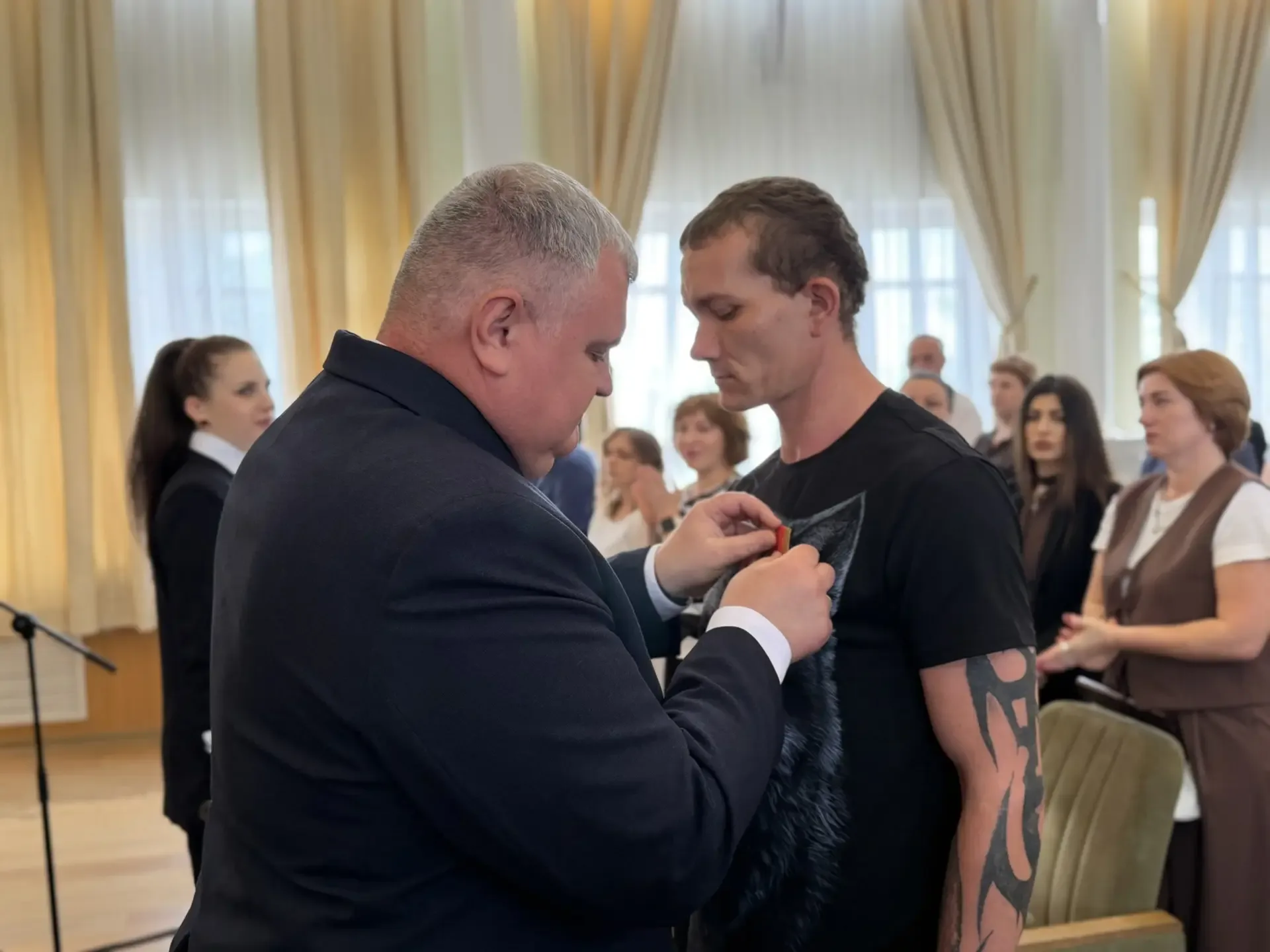 Глава Азовского района Сергей Комаров вручил государственные награды участникам СВО  В большом зале 