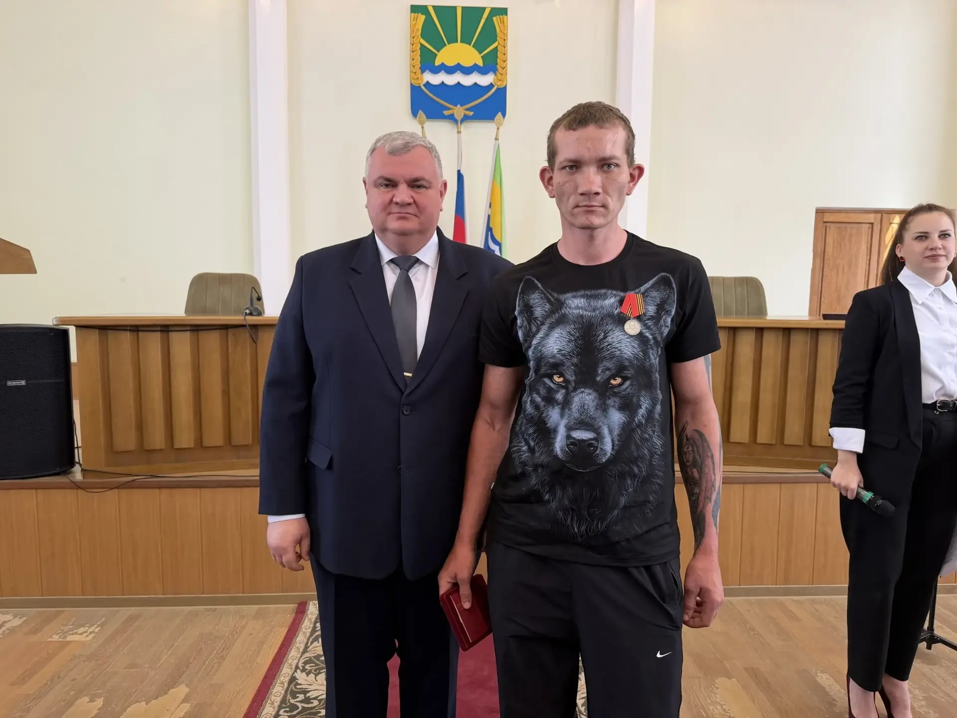 Глава Азовского района Сергей Комаров вручил государственные награды участникам СВО  В большом зале 