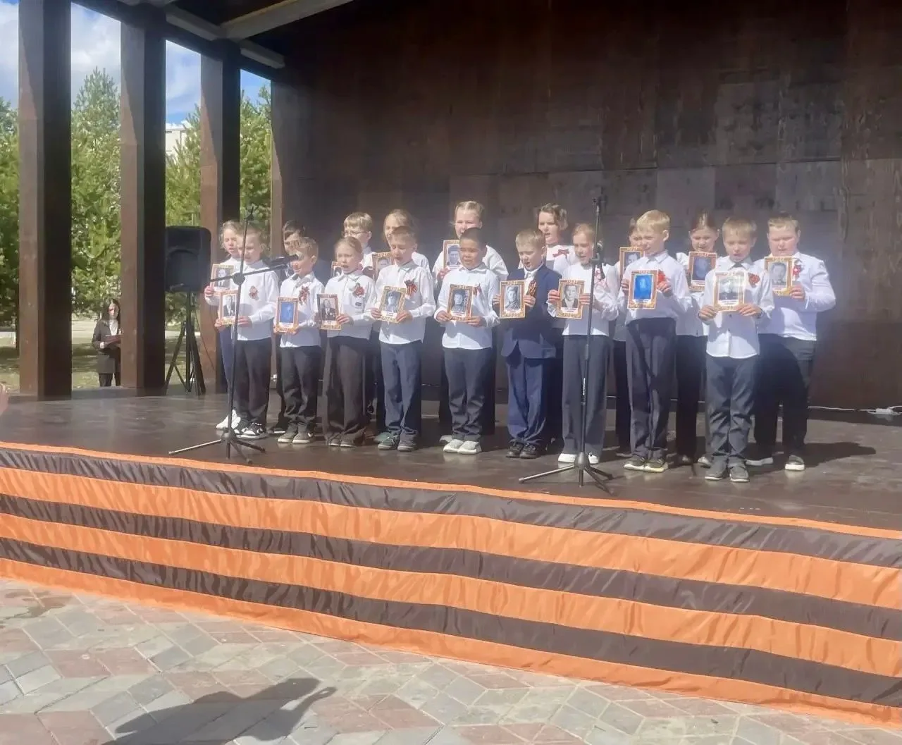 🎼🎼🎼Наши ученики — участники акции «Песни Победы»! Сегодня особенный день: ученики нашей школы принял