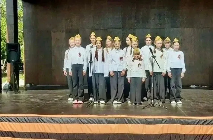 🎼🎼🎼Наши ученики — участники акции «Песни Победы»! Сегодня особенный день: ученики нашей школы принял