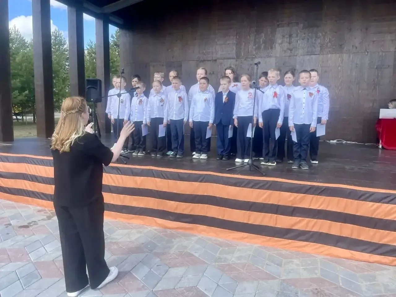 🎼🎼🎼Наши ученики — участники акции «Песни Победы»! Сегодня особенный день: ученики нашей школы принял