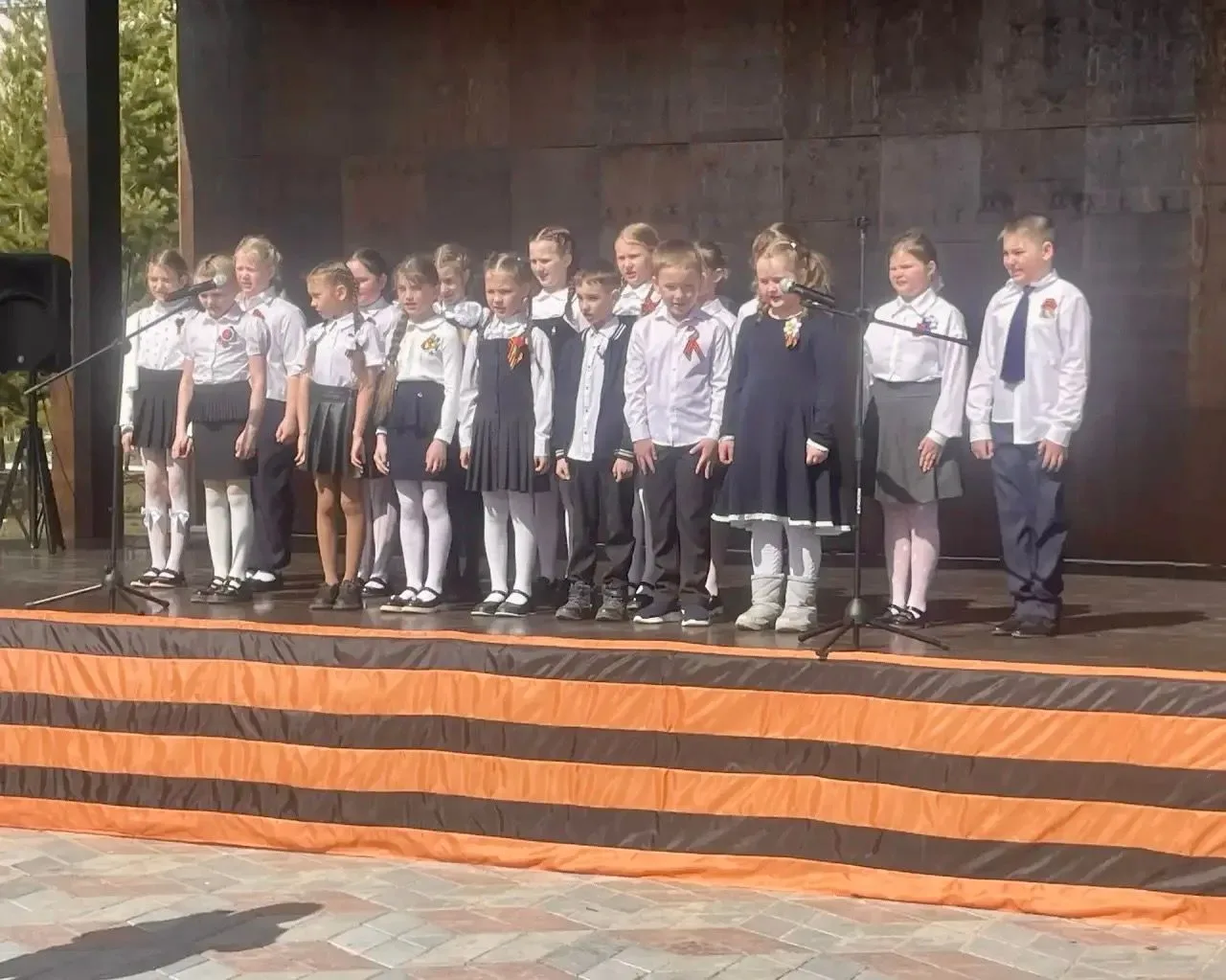 🎼🎼🎼Наши ученики — участники акции «Песни Победы»! Сегодня особенный день: ученики нашей школы принял