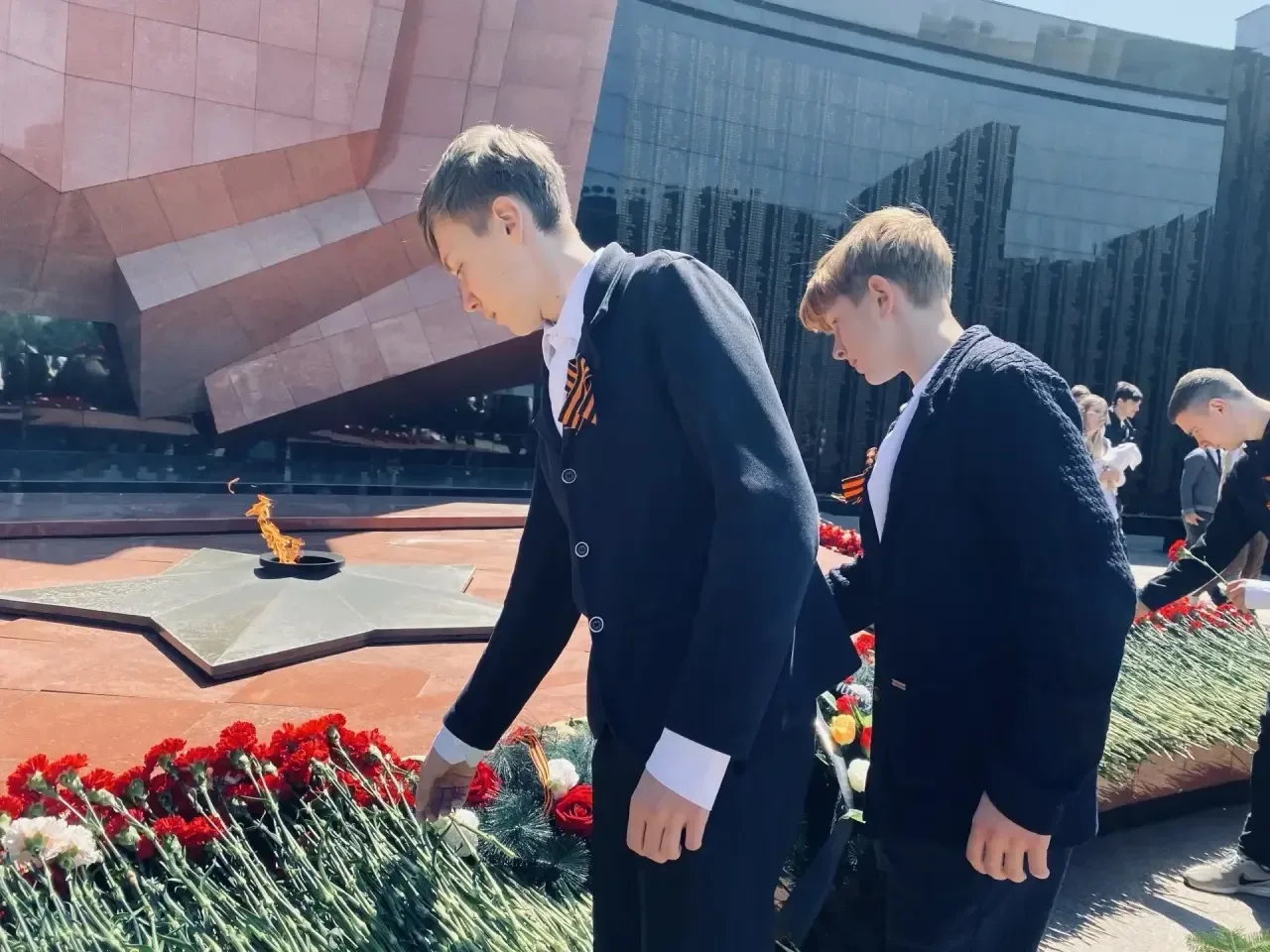 13 мая на мемориальном комплексе у Вечного огня на площади Славы прошла торжественная церемония нагр