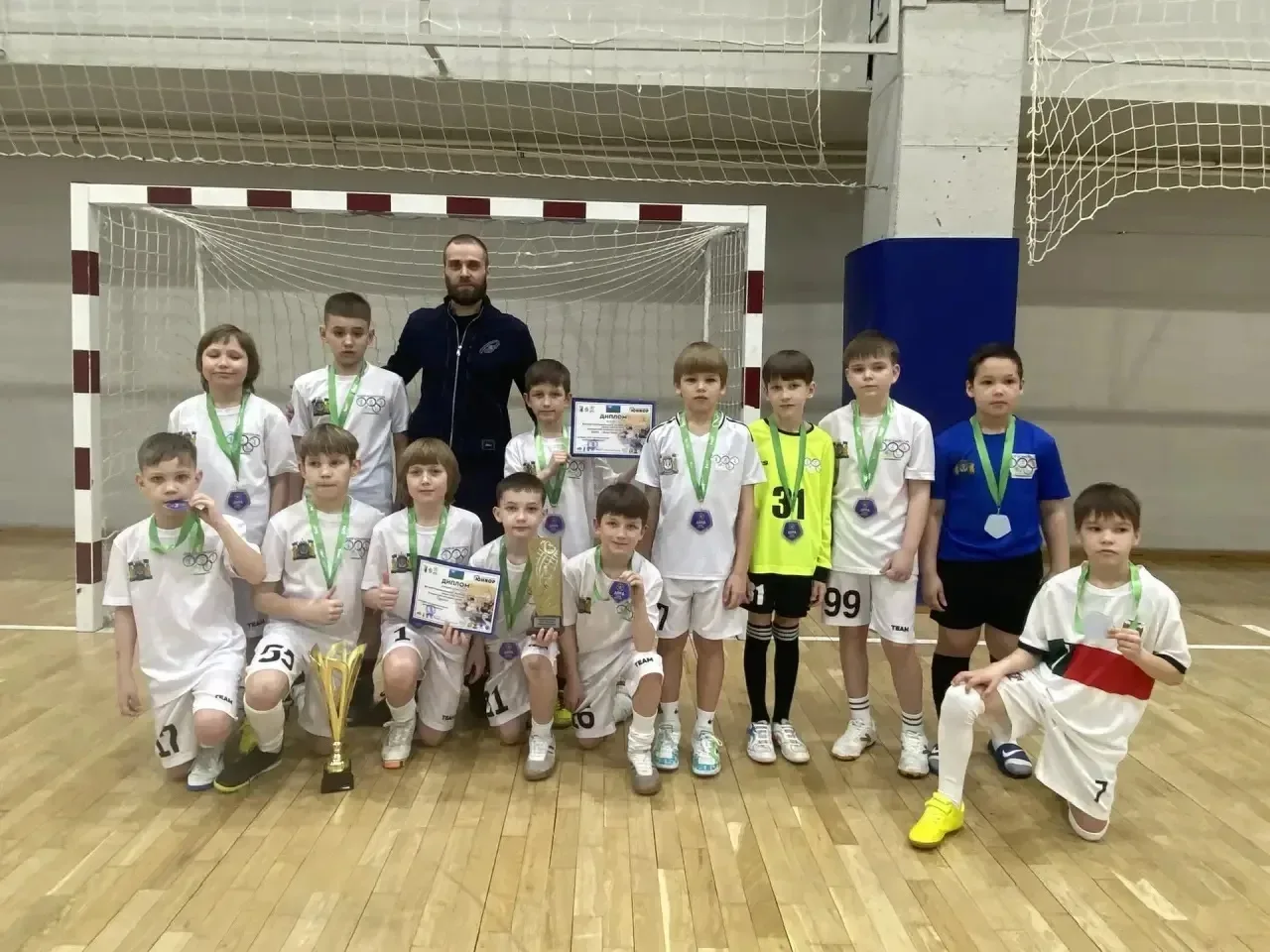 🏆 Поздравляем с победой!                                                    🥅 На паркете спортивного