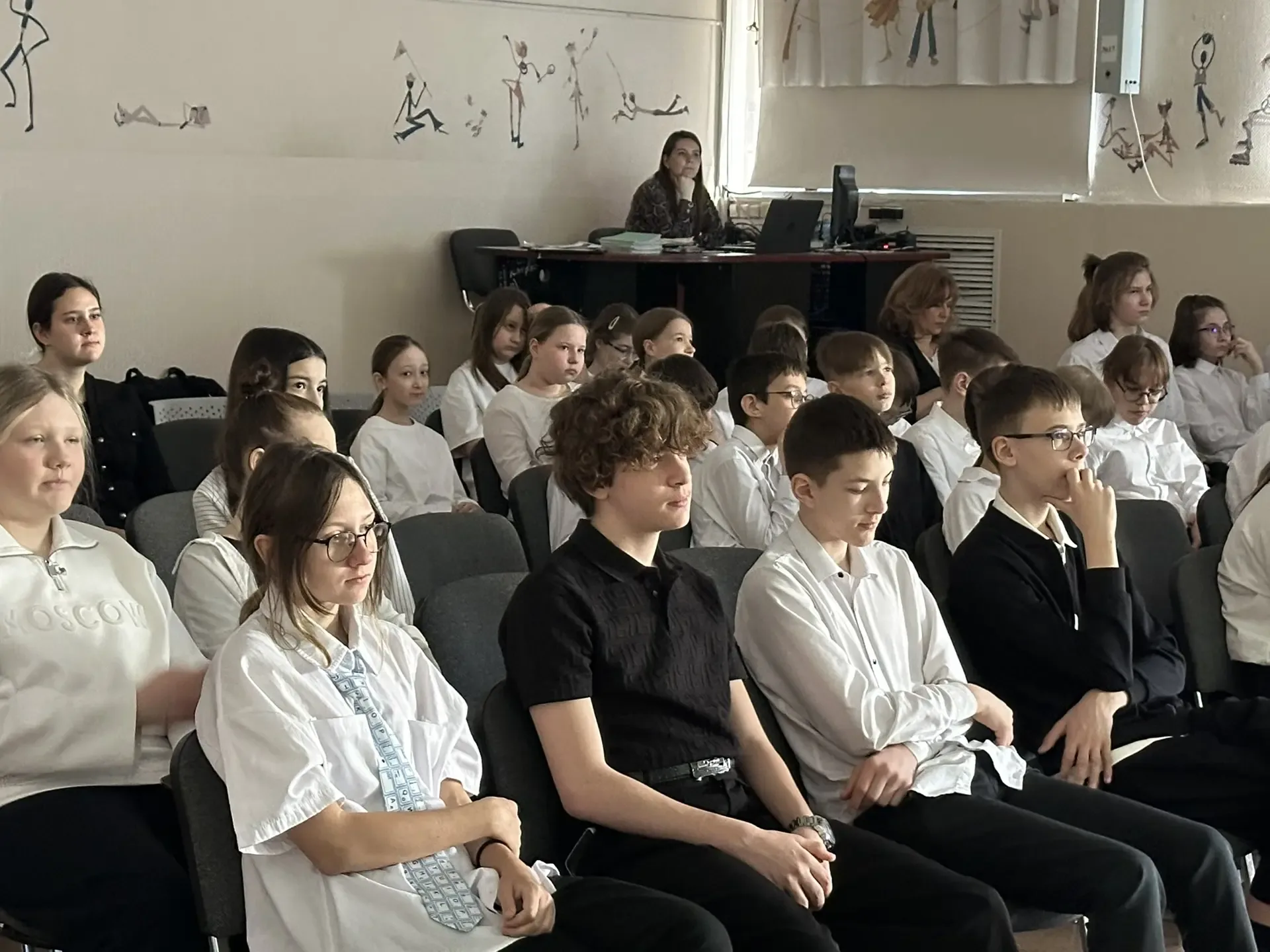 🇷🇺 «Вахта Памяти»  Наши ребята:  Ефимов Станислав (8в),  Шишкоедов Дмитрий (8г),  Кляус Марк (8г)  Н