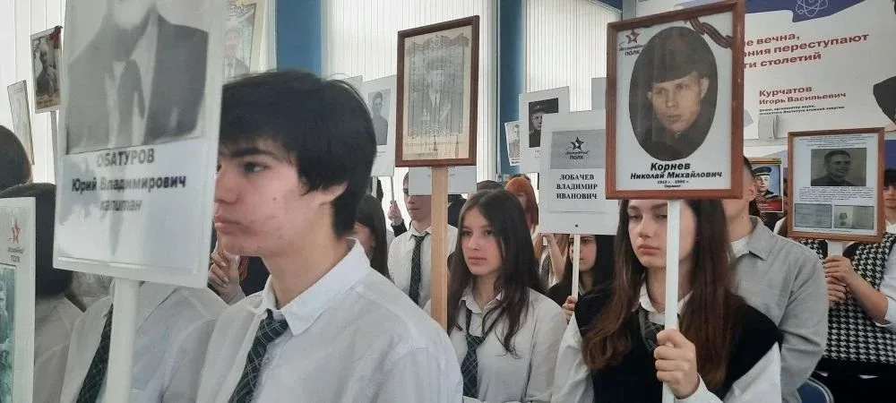 🇷🇺 Сегодня в нашей школе прошла акция «Бессмертный полк» -момент, который объединяет поколения! 🤝  С
