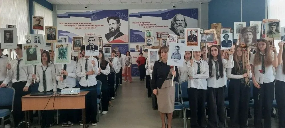 🇷🇺 Сегодня в нашей школе прошла акция «Бессмертный полк» -момент, который объединяет поколения! 🤝  С