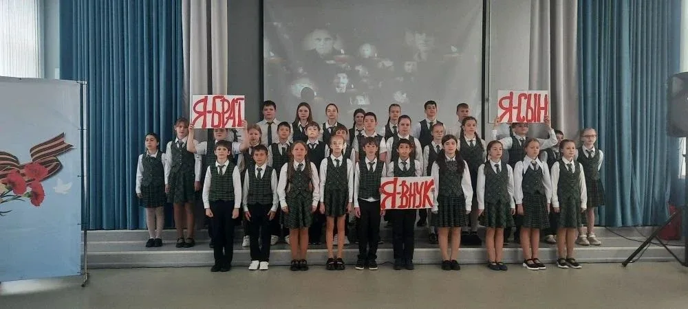 🇷🇺 Сегодня в нашей школе прошла акция «Бессмертный полк» -момент, который объединяет поколения! 🤝  С
