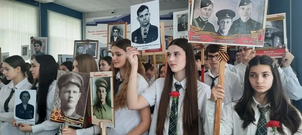 🇷🇺 Сегодня в нашей школе прошла акция «Бессмертный полк» -момент, который объединяет поколения! 🤝  С