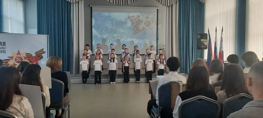 🇷🇺 Сегодня в нашей школе прошла акция «Бессмертный полк» -момент, который объединяет поколения! 🤝  С