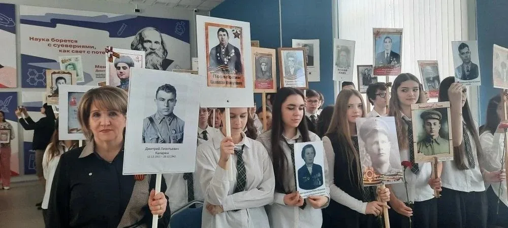 🇷🇺 Сегодня в нашей школе прошла акция «Бессмертный полк» -момент, который объединяет поколения! 🤝  С