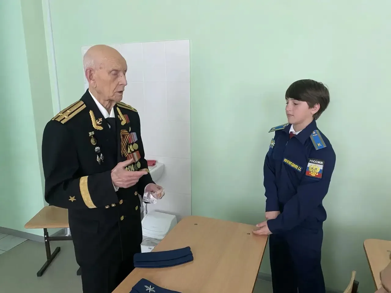 🪖 Живая история: урок мужества от ветерана  В честь 9 Мая в нашей школе прошла незабываемая встреча.