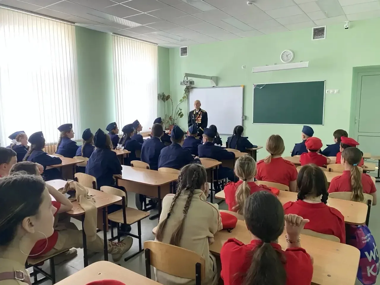 🪖 Живая история: урок мужества от ветерана  В честь 9 Мая в нашей школе прошла незабываемая встреча.
