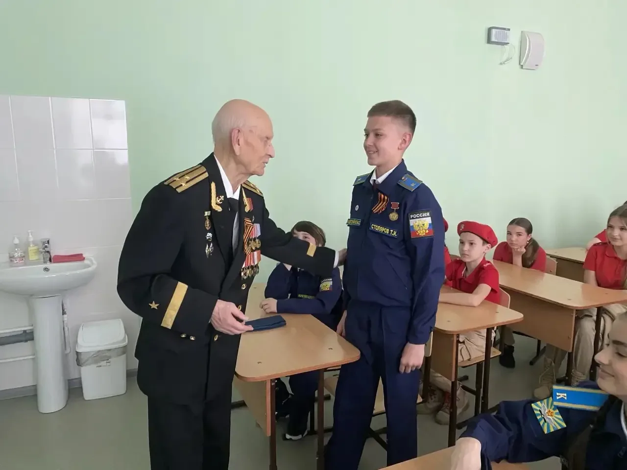 🪖 Живая история: урок мужества от ветерана  В честь 9 Мая в нашей школе прошла незабываемая встреча.