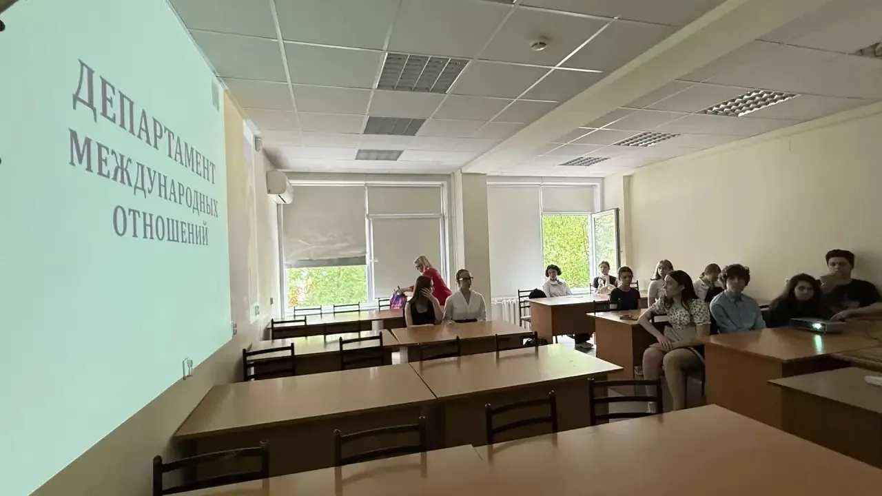 🌍 Наши старшеклассники — в гостях у УрФУ  Сегодня ребята из 9–11 классов, которым интересна тема меж