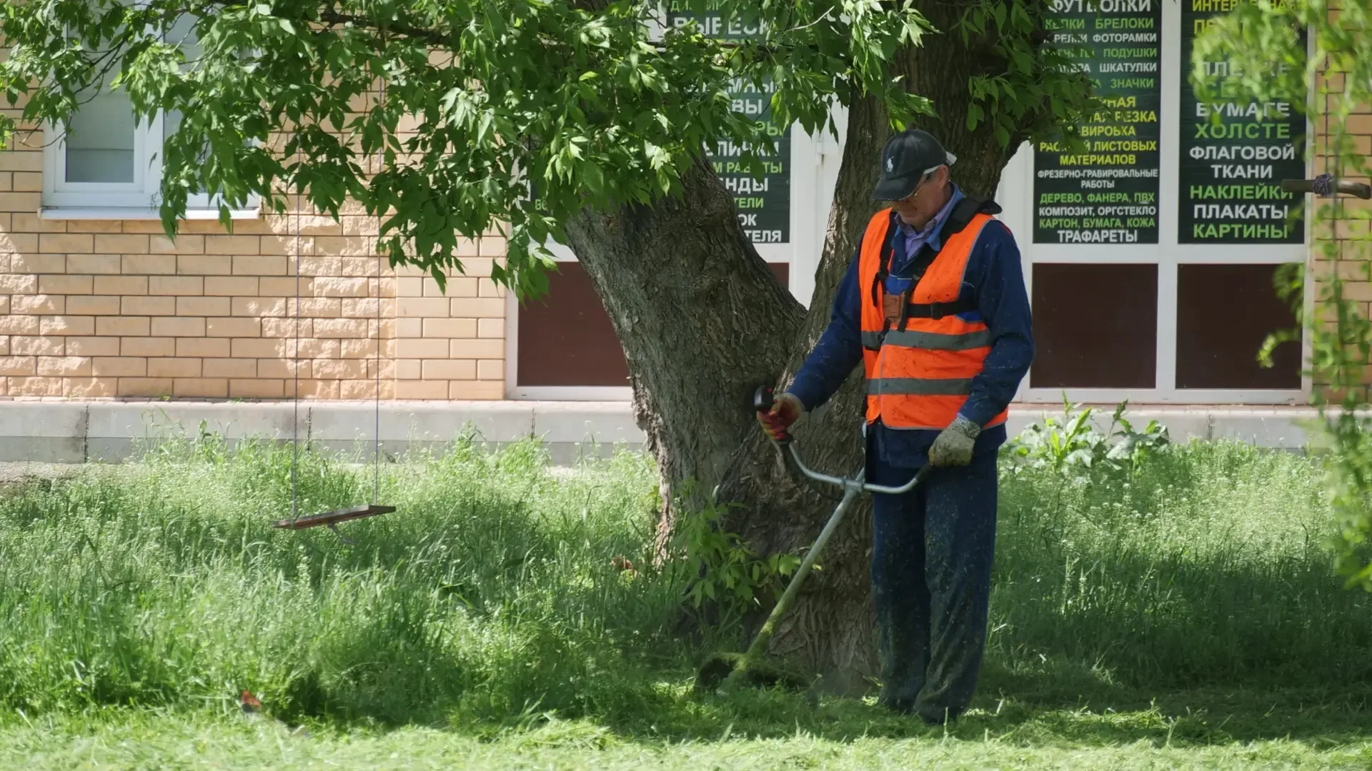 Хозяйственно-эксплуатационная служба продолжает наводить порядок на улицах села Кочубеевского.  В на