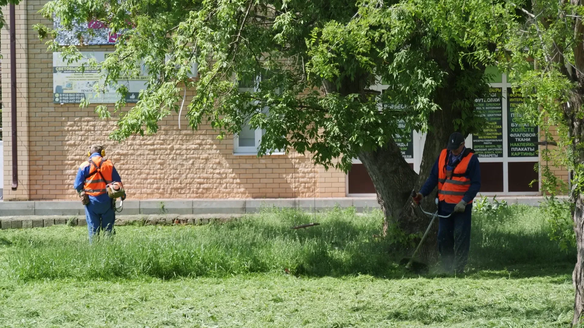 Хозяйственно-эксплуатационная служба продолжает наводить порядок на улицах села Кочубеевского.  В на