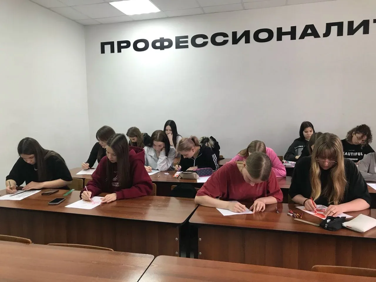 РИСУЕМ ПОБЕДУ  ⚡В преддверии 9 мая в коворкинге оформлена выставка рисунков первокурсников, посвящен