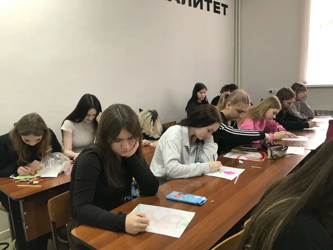 РИСУЕМ ПОБЕДУ  ⚡В преддверии 9 мая в коворкинге оформлена выставка рисунков первокурсников, посвящен