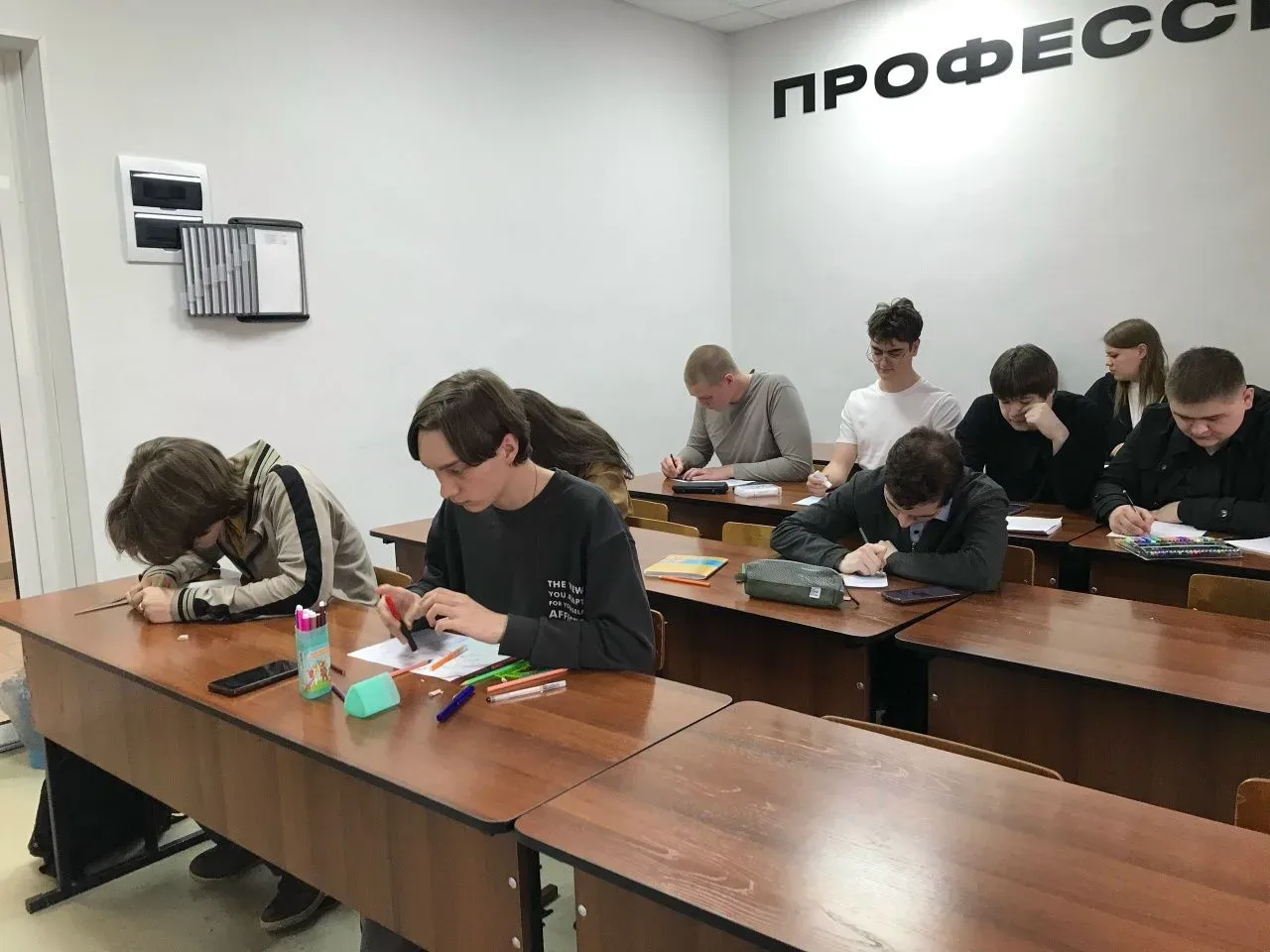 РИСУЕМ ПОБЕДУ  ⚡В преддверии 9 мая в коворкинге оформлена выставка рисунков первокурсников, посвящен