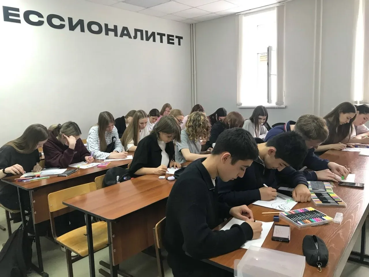 РИСУЕМ ПОБЕДУ  ⚡В преддверии 9 мая в коворкинге оформлена выставка рисунков первокурсников, посвящен