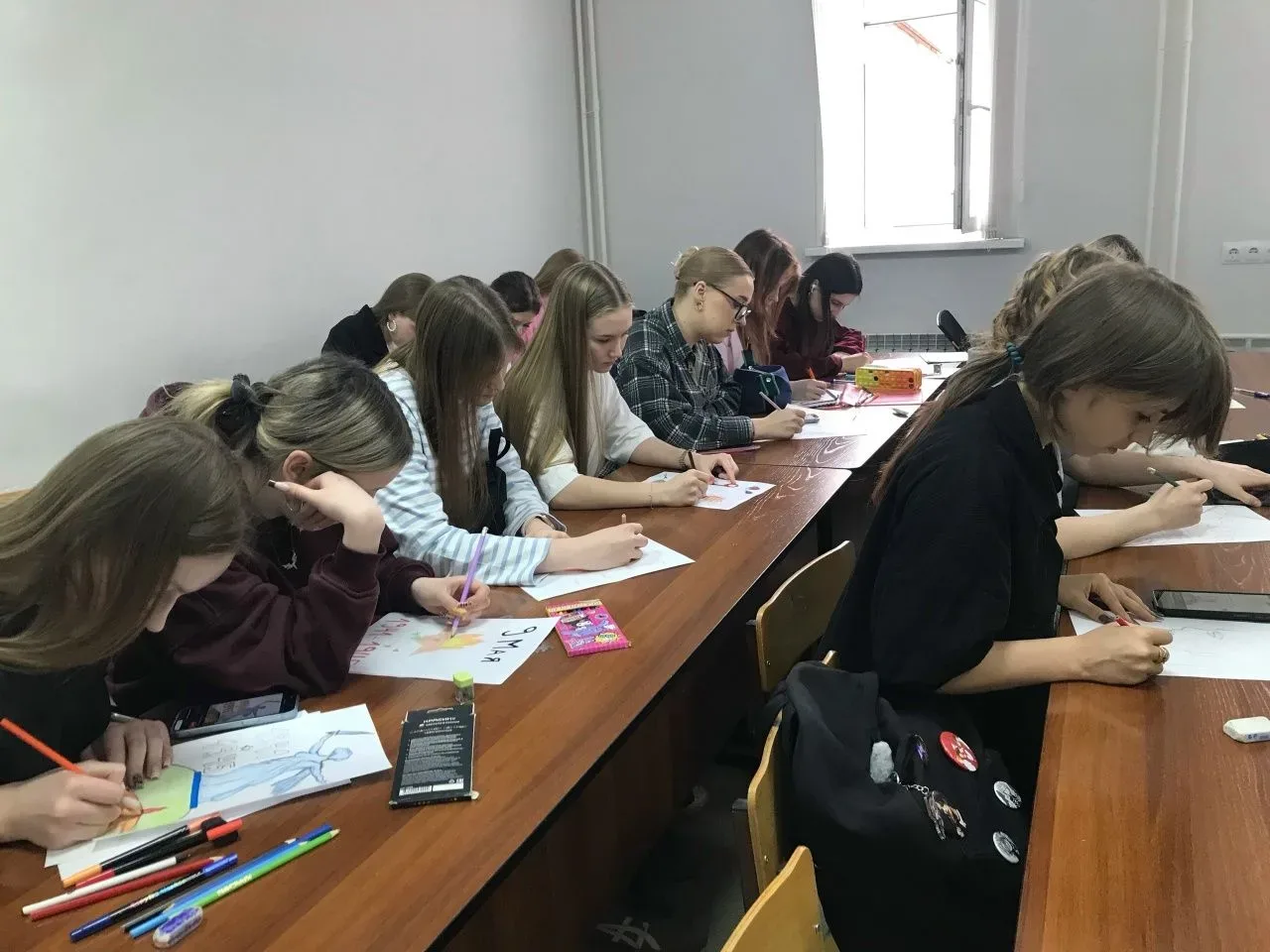 РИСУЕМ ПОБЕДУ  ⚡В преддверии 9 мая в коворкинге оформлена выставка рисунков первокурсников, посвящен