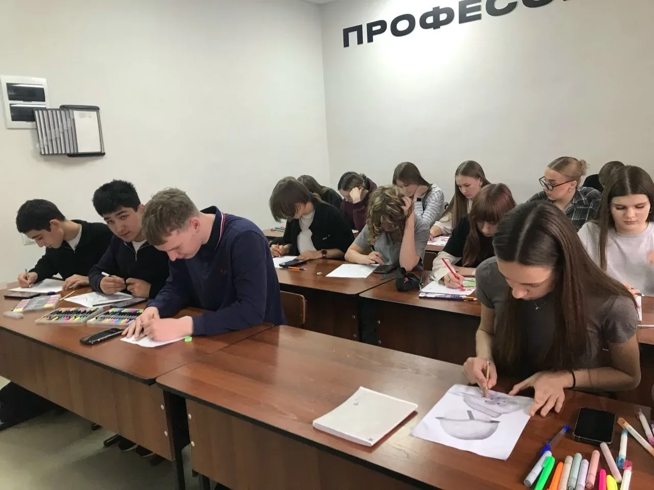 РИСУЕМ ПОБЕДУ  ⚡В преддверии 9 мая в коворкинге оформлена выставка рисунков первокурсников, посвящен