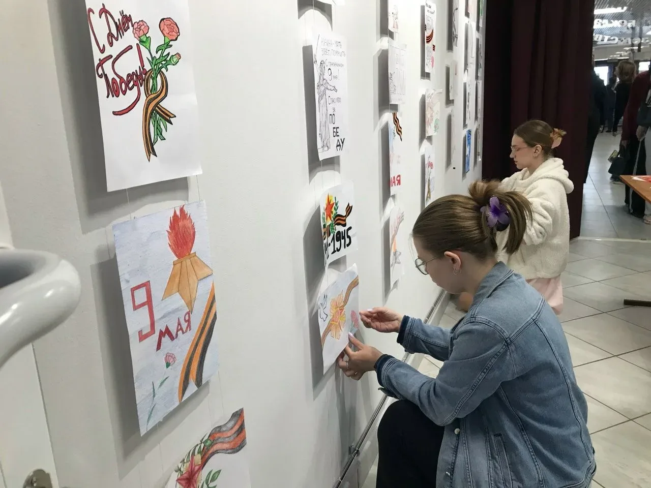 РИСУЕМ ПОБЕДУ  ⚡В преддверии 9 мая в коворкинге оформлена выставка рисунков первокурсников, посвящен