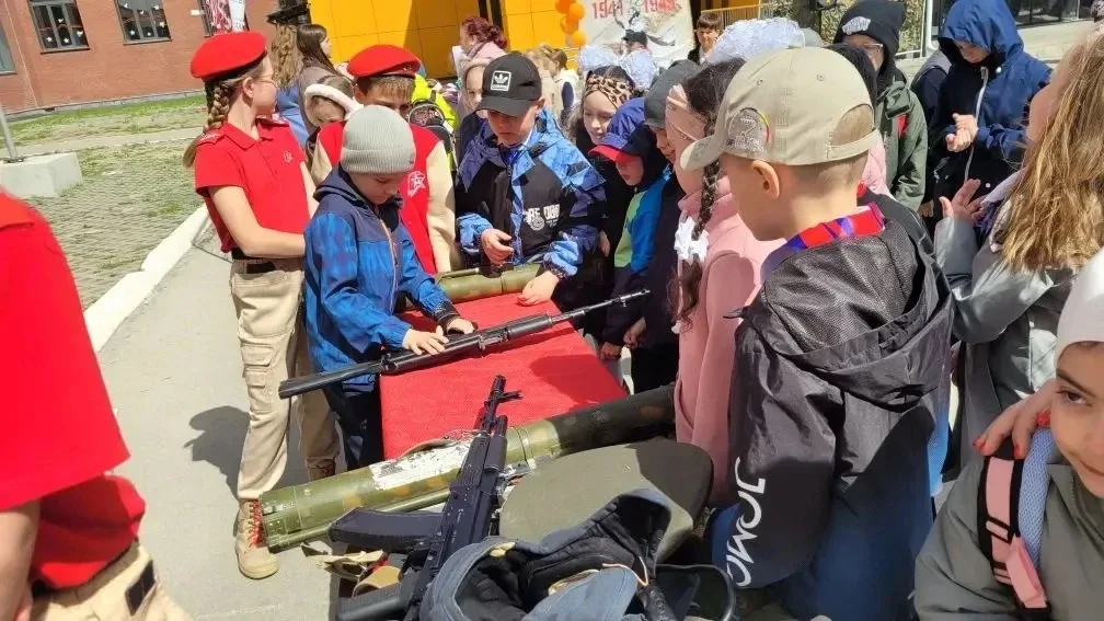 🌟 Сегодня на главной площади школы прошла «Эспланада Победы», приуроченная к 81‑й годовщине Великой 