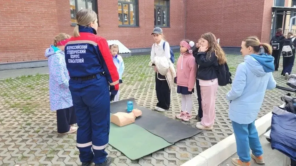🌟 Сегодня на главной площади школы прошла «Эспланада Победы», приуроченная к 81‑й годовщине Великой 