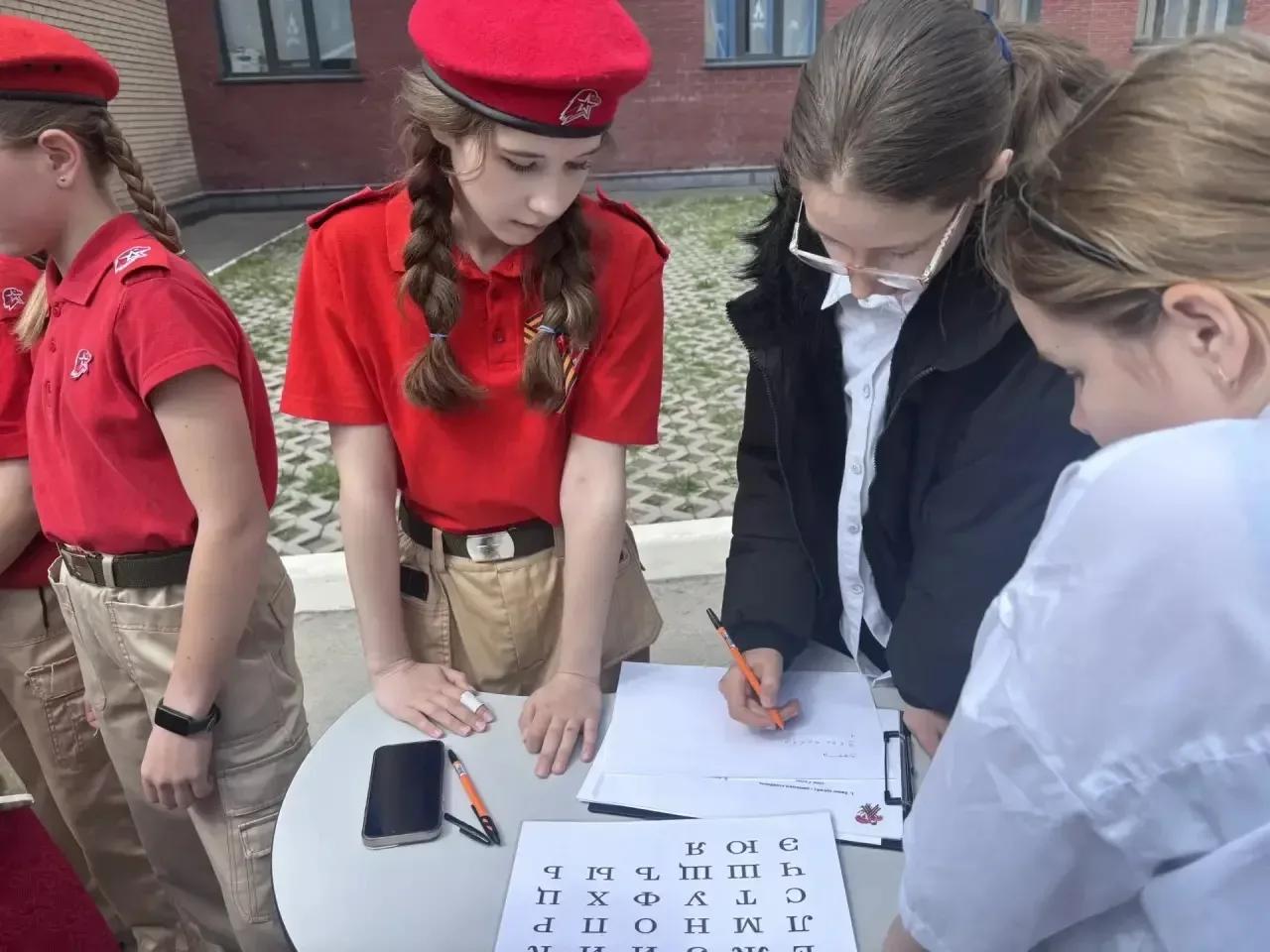 🌟 Сегодня на главной площади школы прошла «Эспланада Победы», приуроченная к 81‑й годовщине Великой 