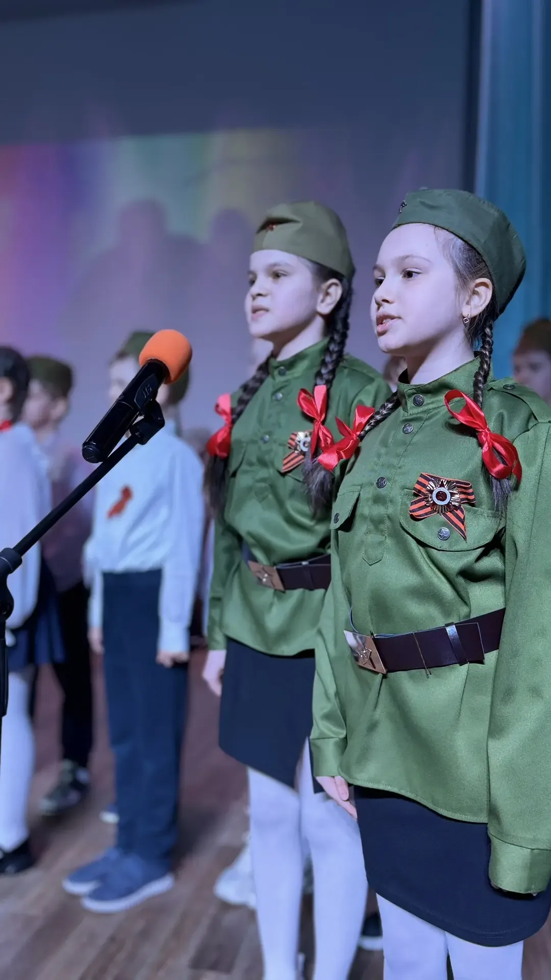 🎶 30 апреля в нашей школе прошел конкурс патриотической песни «Битва хоров — Наследники Победы». Я в