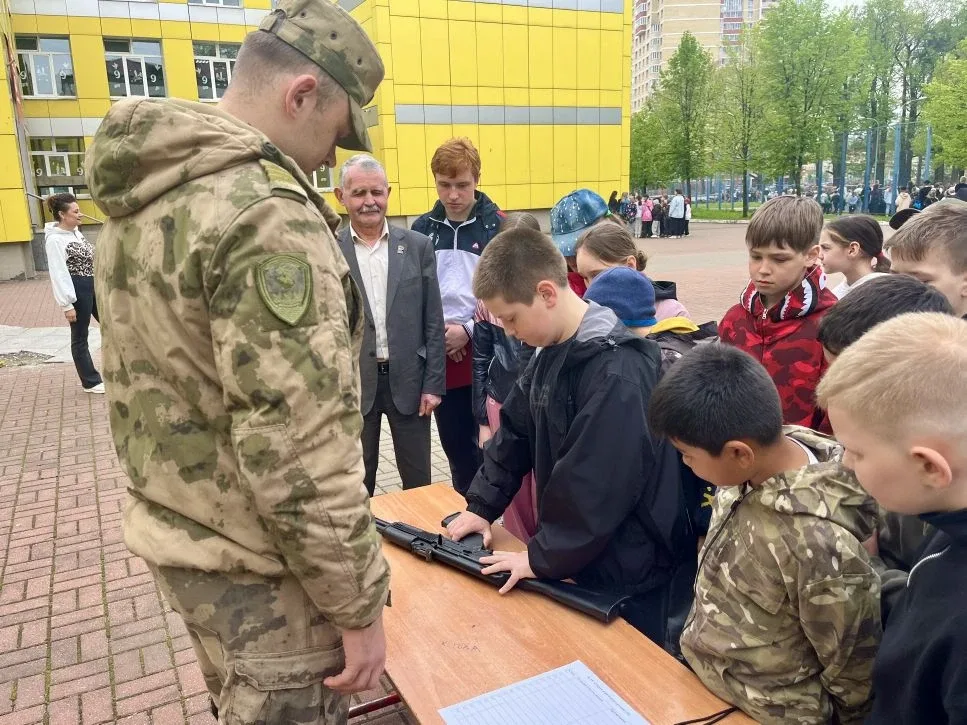 🚩 13.05.2026 в МАОУ «Школа № 16» прошла военно-патриотическая игра «Зарничка» для 2–4 классов!  Юные
