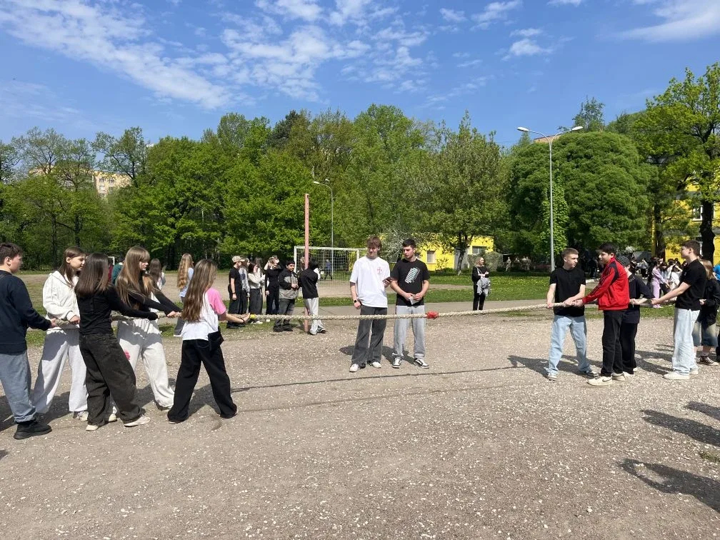 🚩 14.05.2026 в МАОУ «Школа 16» прошла военно-патриотическая игра «Зарница» для 5-8 классов!  Собрал 