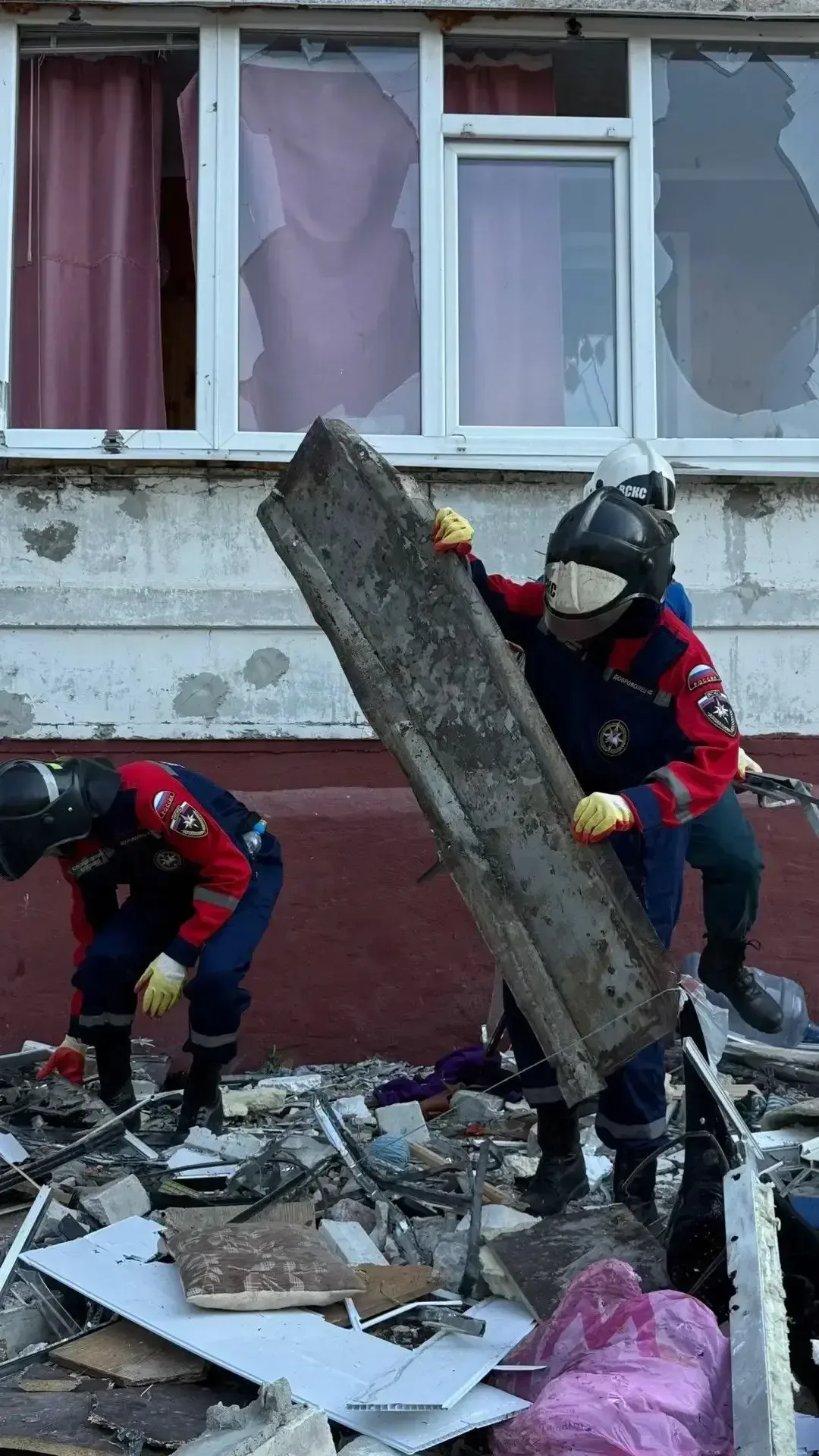 ⚡️ Волонтёры #МЫВМЕСТЕ помогли устранить последствия атаки БПЛА в Брянске  После ударов по городу на
